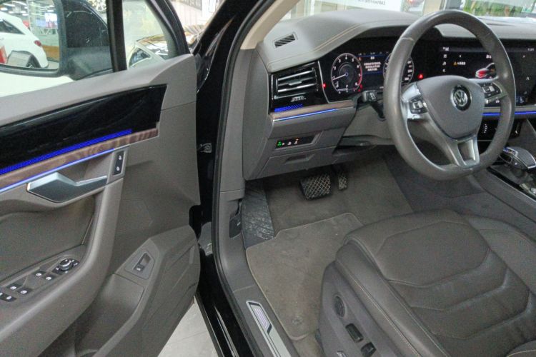 Volkswagen Touareg 2020 car image #16