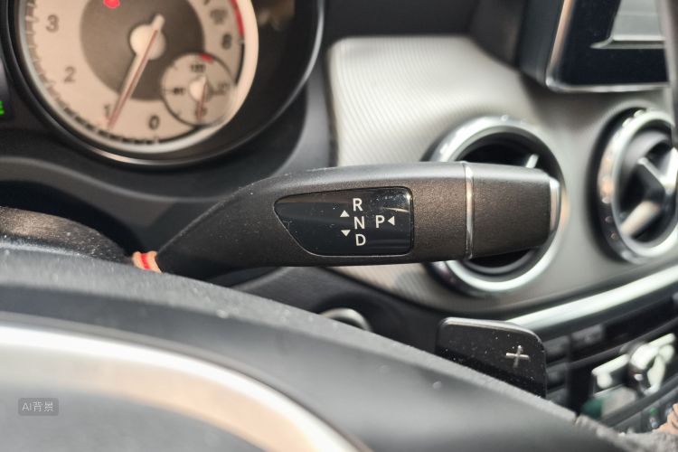 Mercedes-Benz GLA Class 2015 car image #16