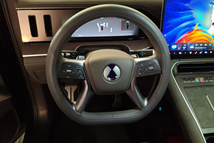 Denza N9 2025 car image #16