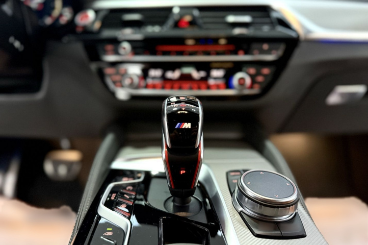 BMW M5 2018 car image #16