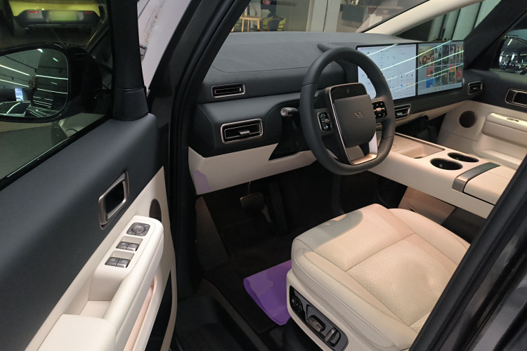 理想汽车 理想MEGA 2025 汽车图片 #16