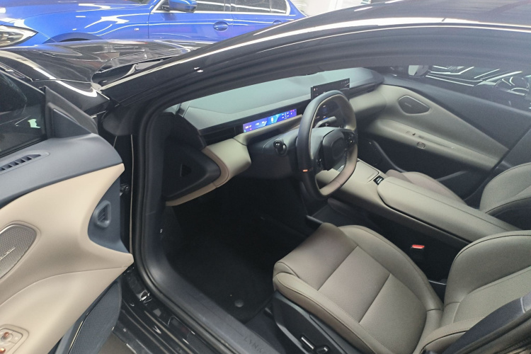 Lynk & Co 2025 car image #16
