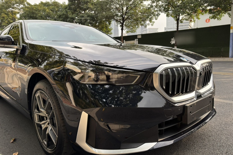 BMW i5 2024 car image #16