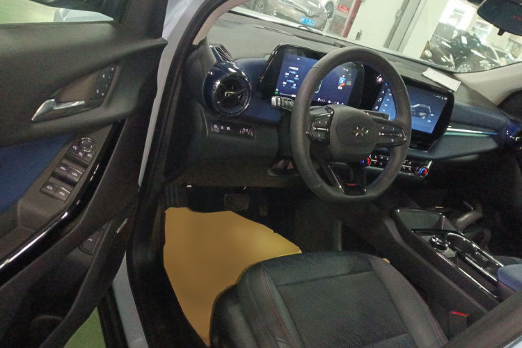 Chevrolet Equinox Plus 2025 car image #16