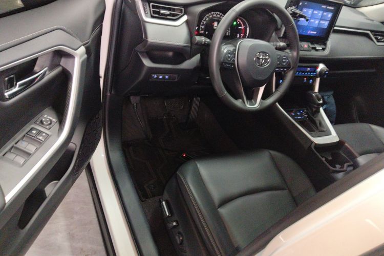Toyota RAV4 2023 car image #16