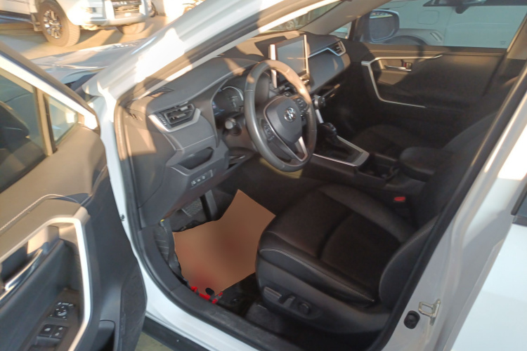 Toyota RAV4 2022 car image #16