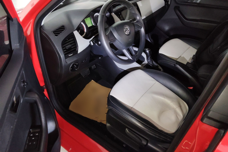 Skoda Fabia 2016 immagine di auto #16