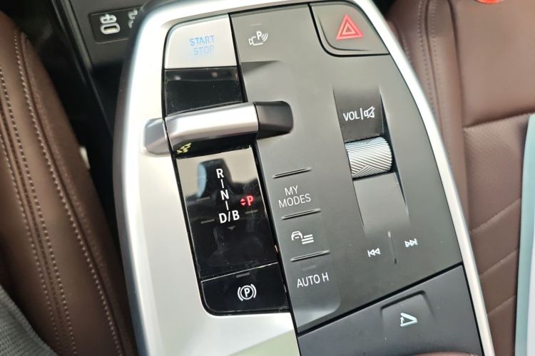 BMW iX1 2025 car image #16