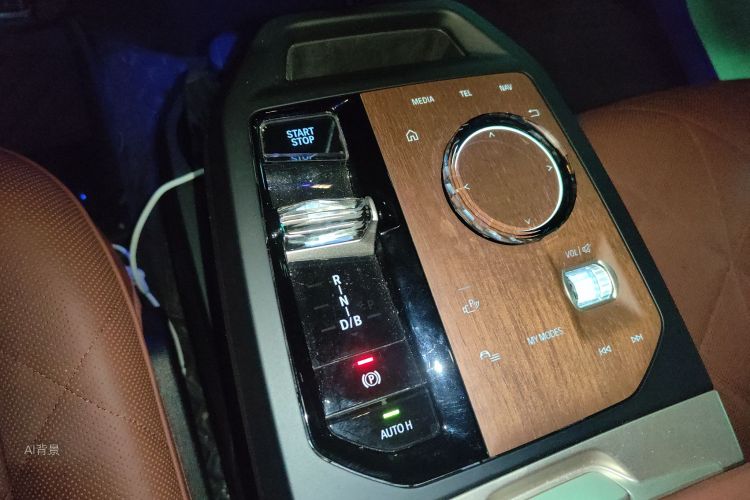 BMW iX 2024 car image #16