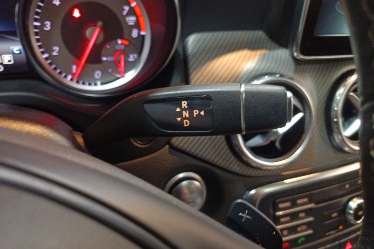 Mercedes-Benz GLA Class 2016 immagine di auto #16