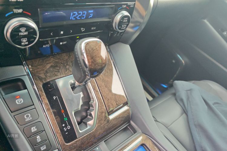 Toyota Vellfire 2020 صورة سيارة #16