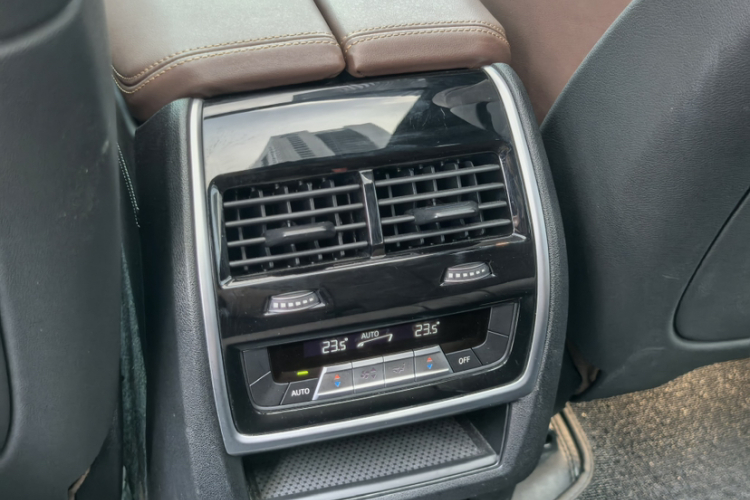 BMW X7 2020 car image #16