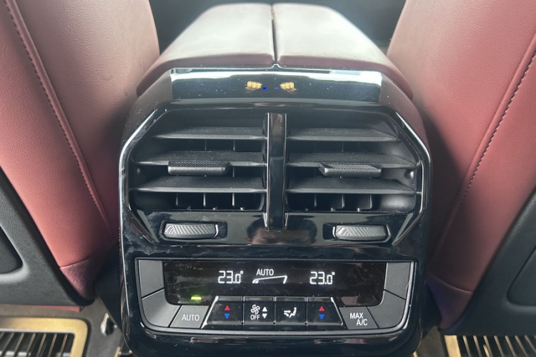 BMW iX 2024 car image #16