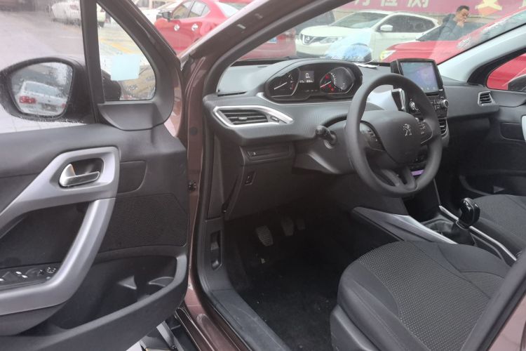 Peugeot 2008 2014 car image #16