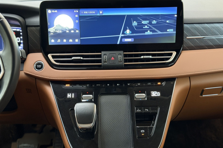 HongQi HQ9 PHEV 2024 #16 HongQi HQ9 PHEV 2024 car image #16