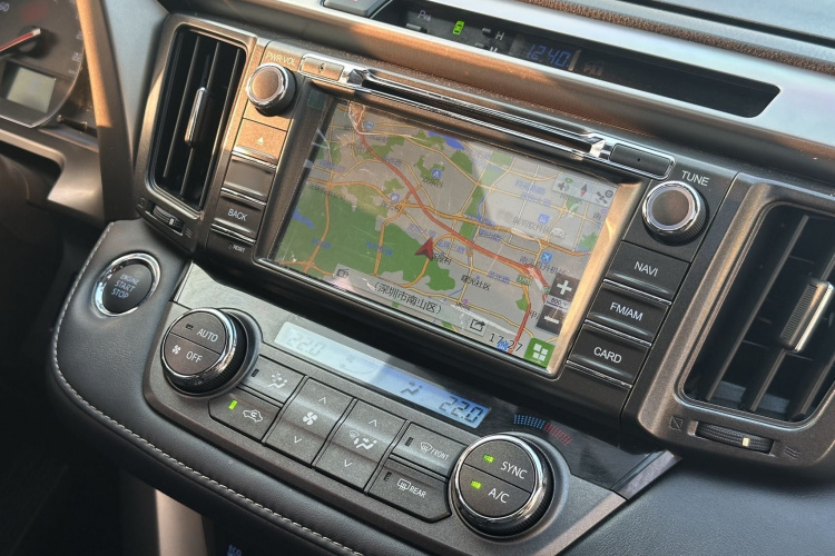 Toyota RAV4 2015 car image #16
