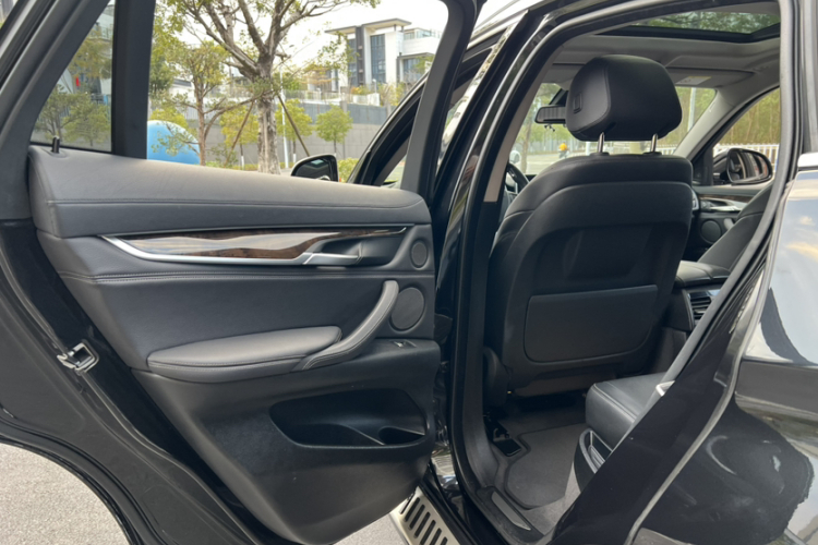 BMW X6 2018 car image #16