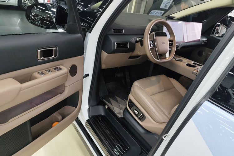 理想汽车 理想MEGA 2025 汽车图片 #16