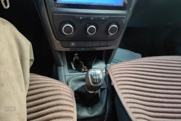 Skoda Yeti 2018 car image #16