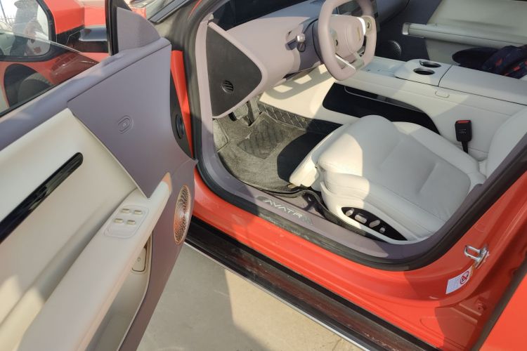 Avatr 06 2025 car image #16