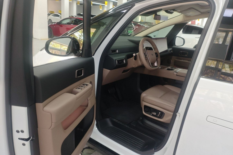 理想汽车 理想MEGA 2025 汽车图片 #16