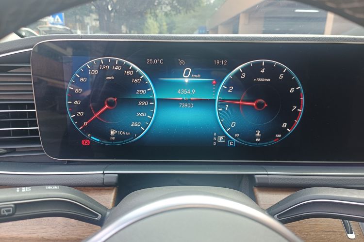 Mercedes-Benz GLE Class 2020 car image #16