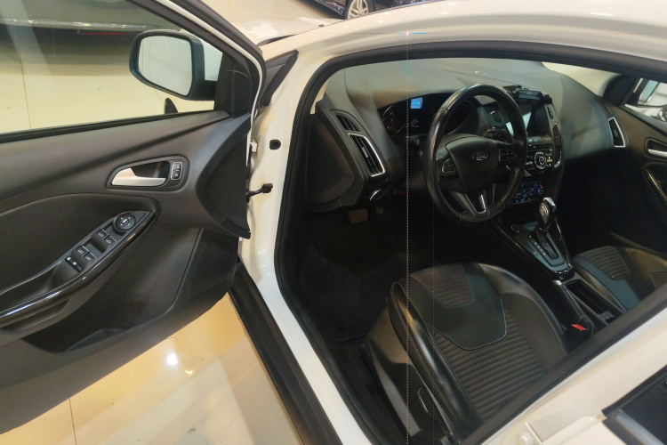 Ford Focus 2017 car image #16