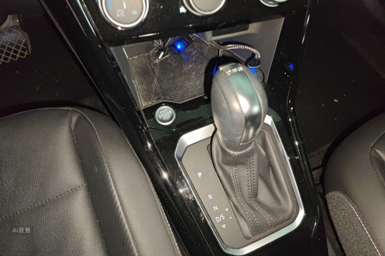 Volkswagen T-Roc 2019 car image #16