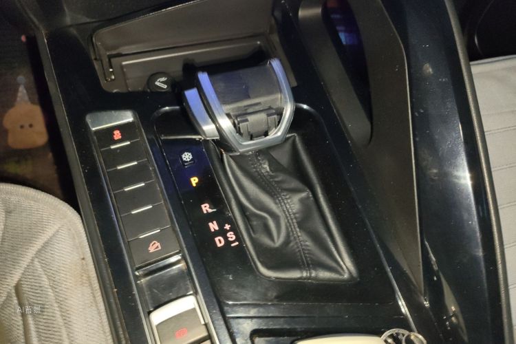 T5 2018 car image #16