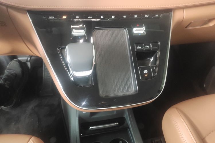 HongQi HQ9 PHEV 2026 #16 HongQi HQ9 PHEV 2026 car image #16