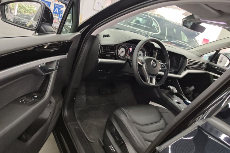 Volkswagen Touareg 2020 immagine di auto #16