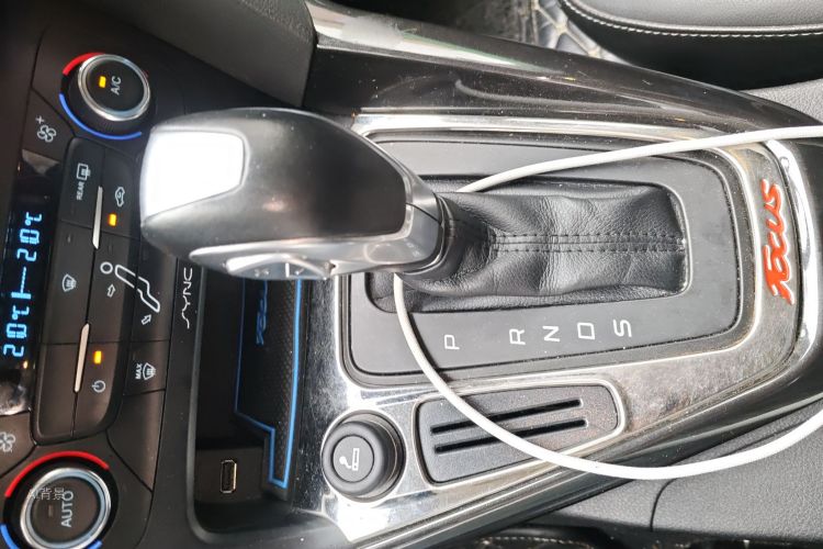 Ford Focus 2015 car image #16