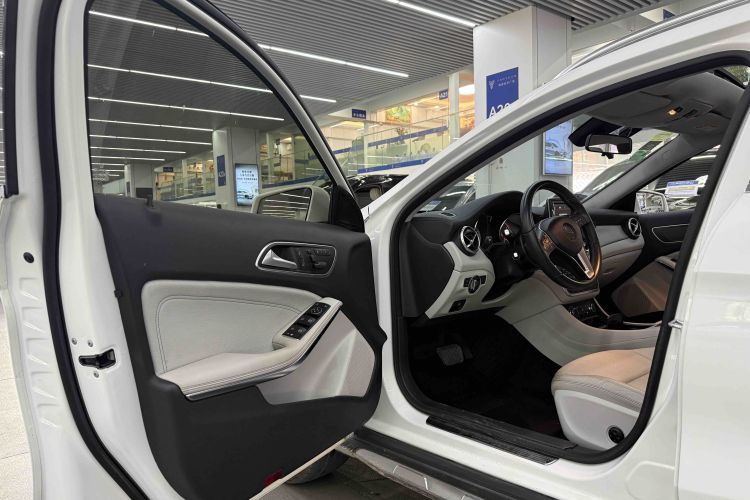 Mercedes-Benz GLA Class 2015 immagine di auto #16