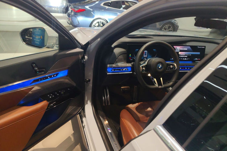 BMW i7 2025 изображение автомобиля #16