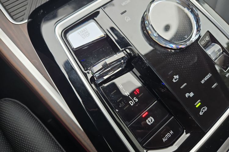 BMW 7 Series 2025 car image #16