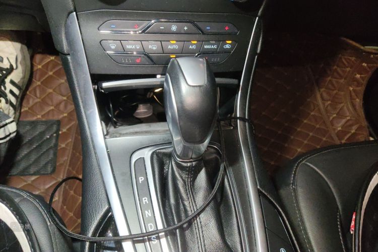 Ford Edge 2018 immagine di auto #16