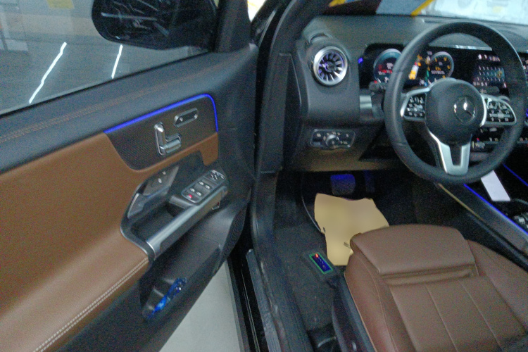 Mercedes-Benz GLB Class 2023 car image #16