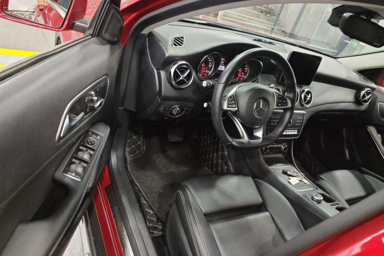 Mercedes-Benz GLA Class 2020 car image #16