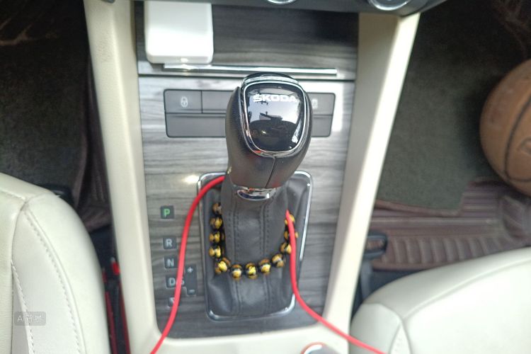 Skoda Octavia 2015 car image #16