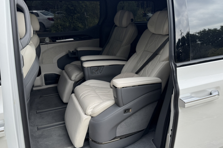 极氪 极氪009 2024 汽车图片 #16