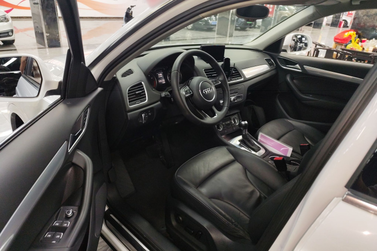 Audi Q3 2015 car image #16