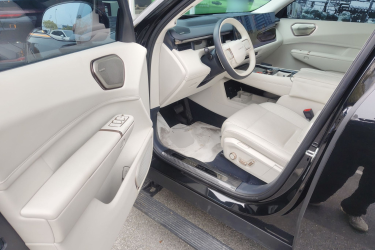 Lynk & Co 900 2025 car image #16