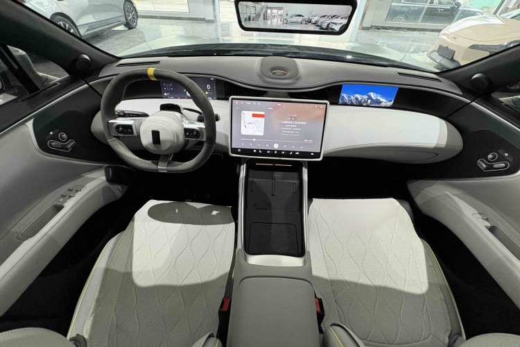 Avatr 11 2023 car image #16