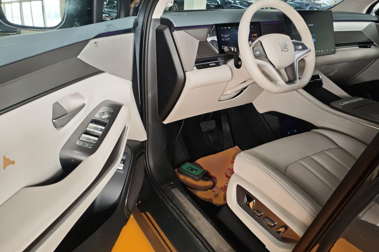 BYD Tang L 2025 immagine di auto #16