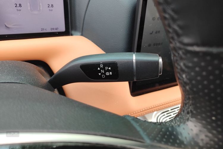 Xpeng G9 2023 car image #16