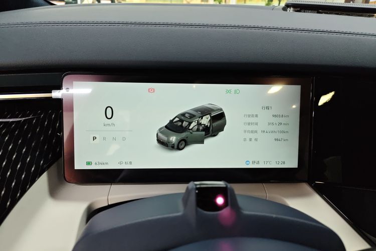 Zeekr 009 2025 car image #16