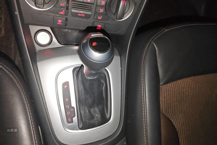 Audi Q3 2018 car image #16