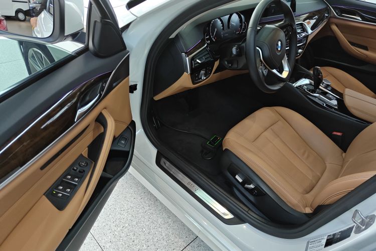 BMW 5 Series 2017 #16 BMW 5 Series 2017 car image #16