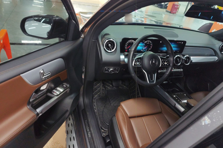 Mercedes-Benz GLB Class 2023 car image #16