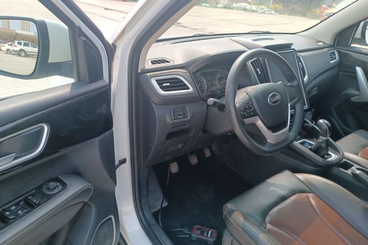 SWM X7 2020 car image #16